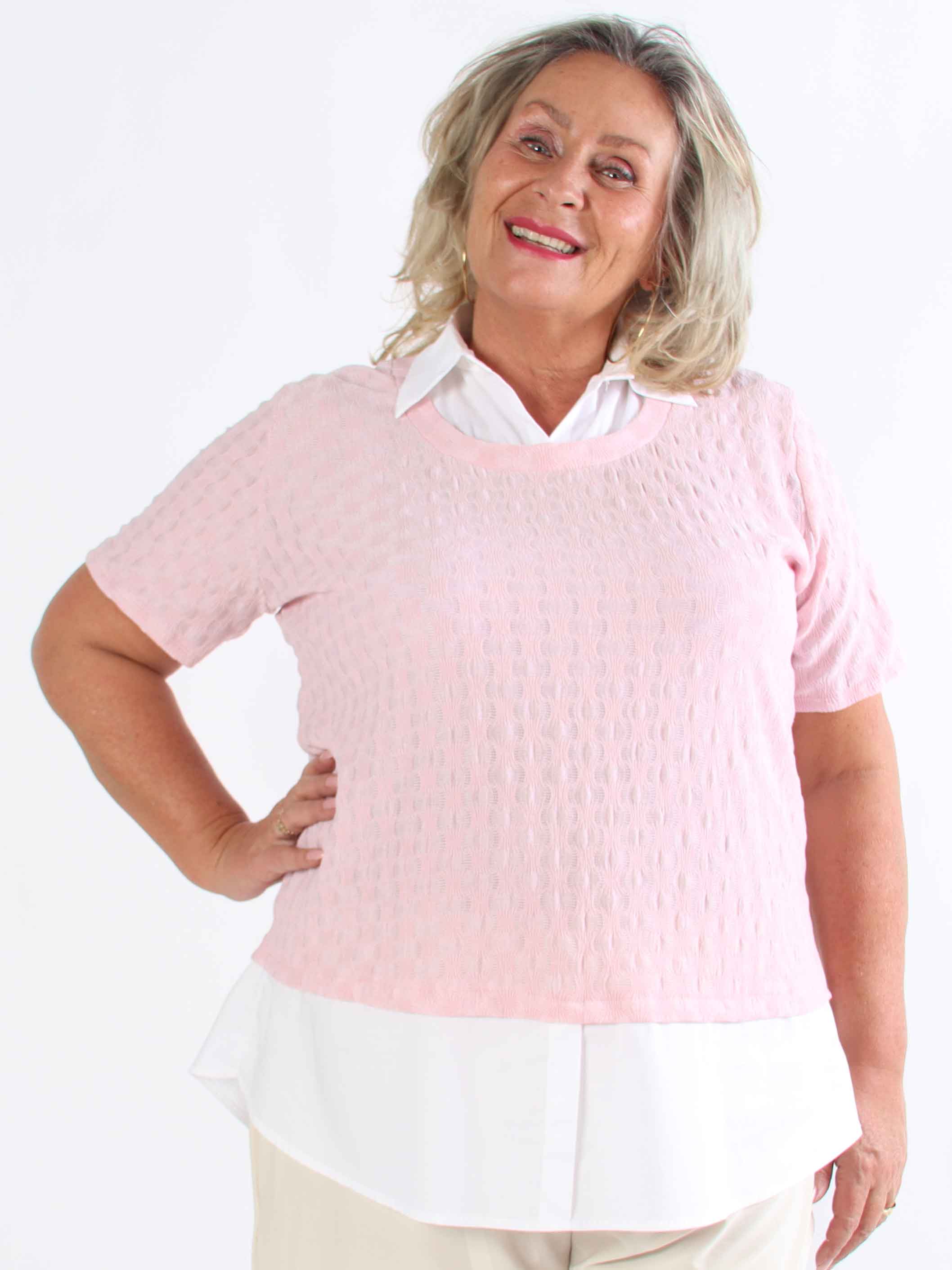 Shandel - Söt stretchig plus size-blus med skjortdetaljer